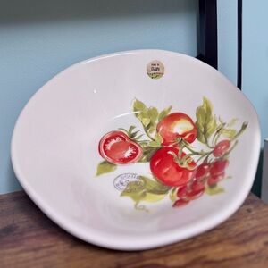 2/$30 🍅 Serving Bowl with Tomato Design